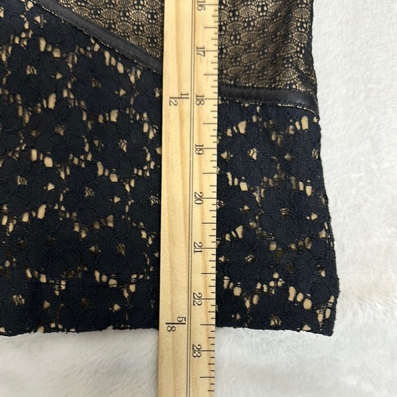 BKE Black and Tan Graphic Fitted Blouse - Picture 5 of 9